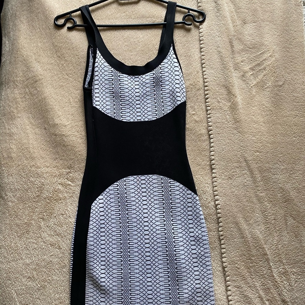 Guess by Marciano Monochrome Patterned Midi Dress